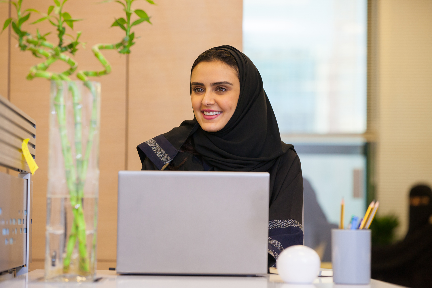 المرأة السعودية تمكين وطموح يقودانها إلى التميز المهني